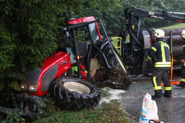Schwerer Traktorunfall: Traktor mitsamt Holzrckewagen in Kirchham gegen Waldrand geprallt