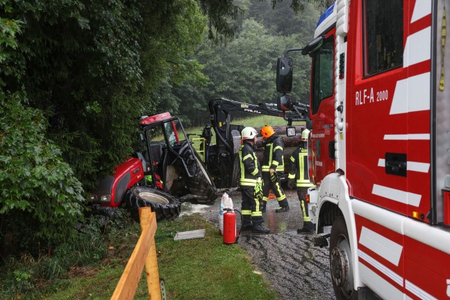 Schwerer Traktorunfall: Traktor mitsamt Holzrckewagen in Kirchham gegen Waldrand geprallt