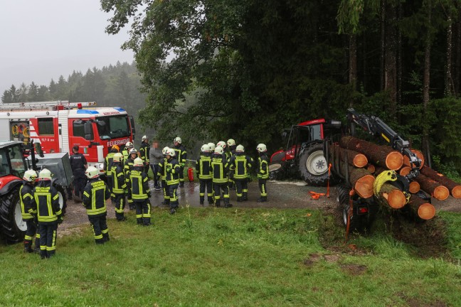 Schwerer Traktorunfall: Traktor mitsamt Holzrckewagen in Kirchham gegen Waldrand geprallt