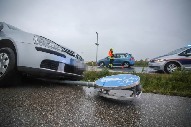 Heftiger Crash zwischen zwei Autos in einem Kreuzungsbereich in Marchtrenk