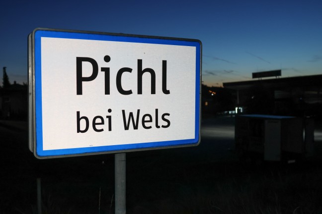 Einsatzkrfte der Feuerwehr zu eingeschlossener Person in einem Fahrzeug in Pichl bei Wels alarmiert