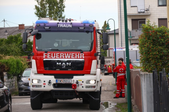 Einsatzkrfte bei Brand in einer Garage in Traun im Einsatz