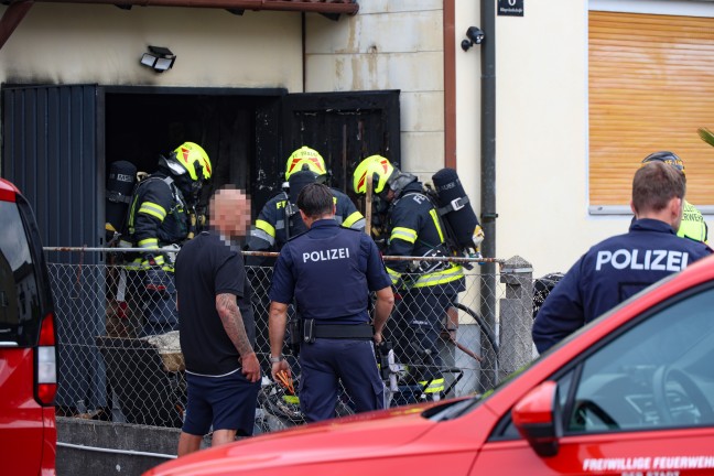 Einsatzkrfte bei Brand in einer Garage in Traun im Einsatz