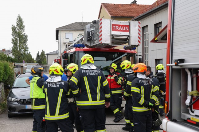 Einsatzkrfte bei Brand in einer Garage in Traun im Einsatz