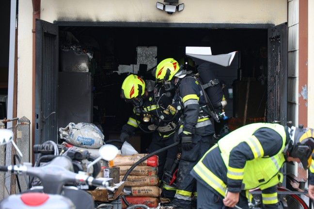 Einsatzkrfte bei Brand in einer Garage in Traun im Einsatz