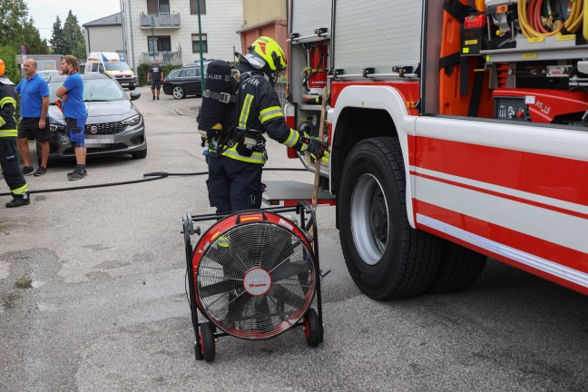 Einsatzkrfte bei Brand in einer Garage in Traun im Einsatz