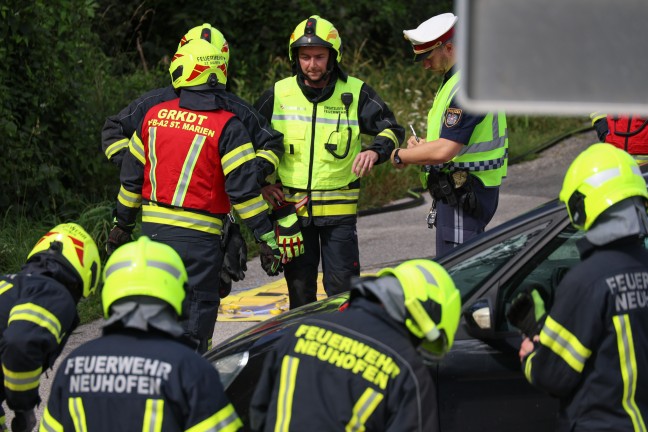 Personenrettung: Motorradlenker nach schwerem Verkehrsunfall mit PKW bei St. Marien eingeklemmt