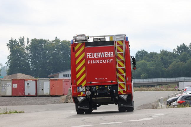 Personenrettung in Pinsdorf: Arbeiter bei Sanierungsarbeiten nach Brand in Auffangbecken gestrzt