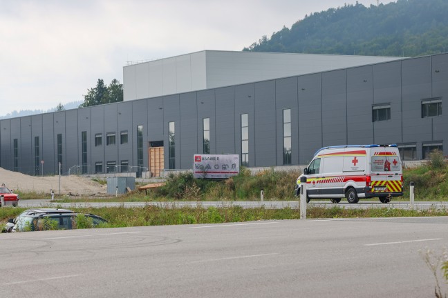 Personenrettung in Pinsdorf: Arbeiter bei Sanierungsarbeiten nach Brand in Auffangbecken gestrzt