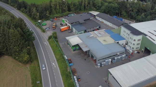 Personenrettung in Pinsdorf: Arbeiter bei Sanierungsarbeiten nach Brand in Auffangbecken gestrzt