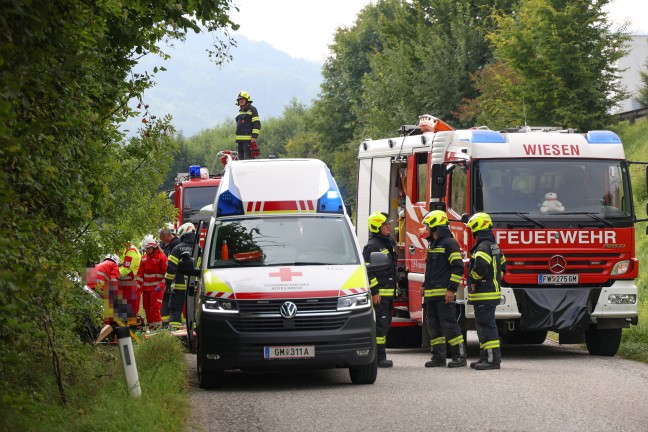 Personenrettung nach Verkehrsunfall: Autolenker bei Ohlsdorf von Salzkammergutstrae abgekommen