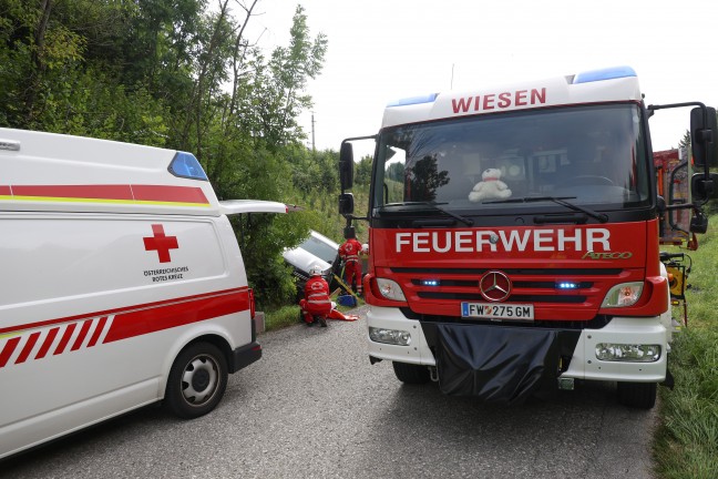 Personenrettung nach Verkehrsunfall: Autolenker bei Ohlsdorf von Salzkammergutstrae abgekommen