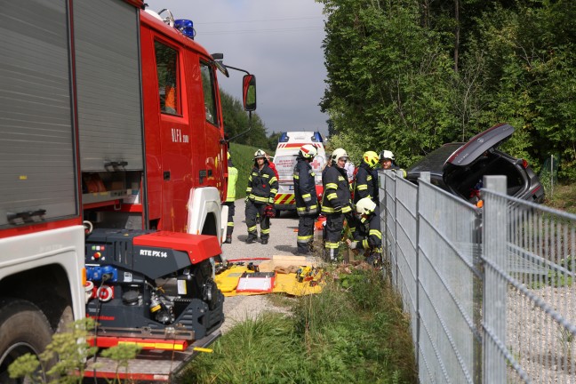 Personenrettung nach Verkehrsunfall: Autolenker bei Ohlsdorf von Salzkammergutstrae abgekommen