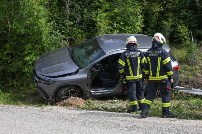 Personenrettung nach Verkehrsunfall: Autolenker bei Ohlsdorf von Salzkammergutstrae abgekommen