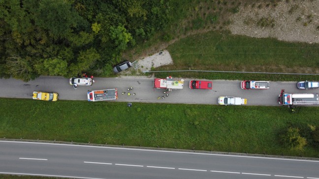 Personenrettung nach Verkehrsunfall: Autolenker bei Ohlsdorf von Salzkammergutstrae abgekommen