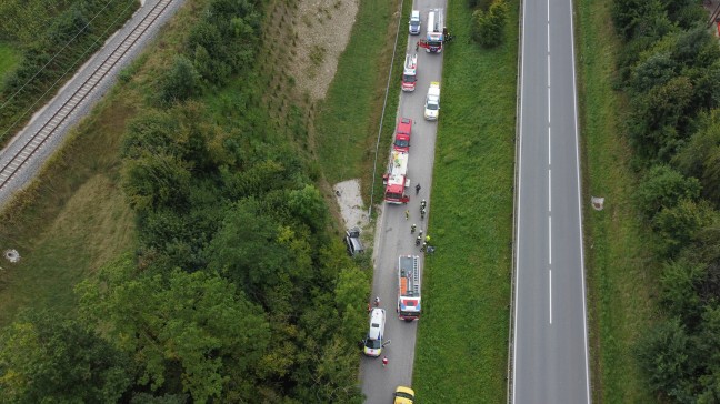 Personenrettung nach Verkehrsunfall: Autolenker bei Ohlsdorf von Salzkammergutstrae abgekommen