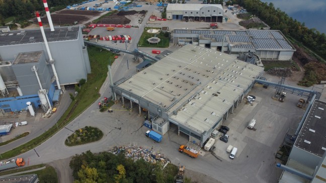 Brand bei Entsorgungsunternehmen in Wels-Schafwiesen fhrte zu Einsatz zweier Feuerwehren