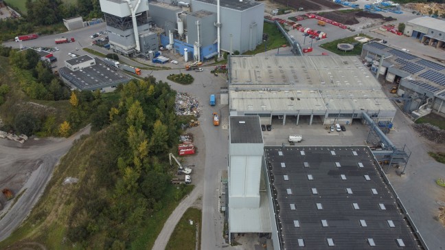 Brand bei Entsorgungsunternehmen in Wels-Schafwiesen fhrte zu Einsatz zweier Feuerwehren