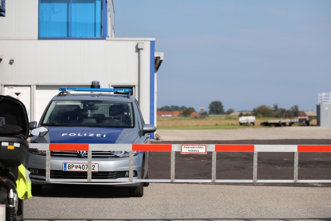 Flugunfall: Leichtflugzeug am Flugplatz in Hofkirchen im Traunkreis ber Landebahn hinaus gerollt