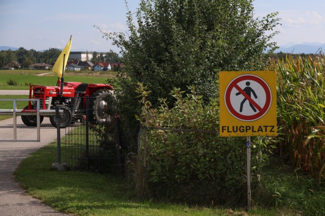 Flugunfall: Leichtflugzeug am Flugplatz in Hofkirchen im Traunkreis ber Landebahn hinaus gerollt
