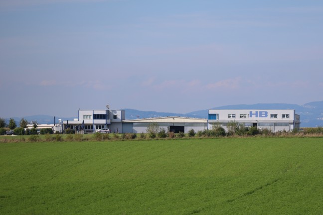 Flugunfall: Leichtflugzeug am Flugplatz in Hofkirchen im Traunkreis ber Landebahn hinaus gerollt