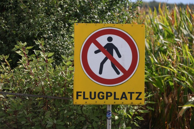 Flugunfall: Leichtflugzeug am Flugplatz in Hofkirchen im Traunkreis ber Landebahn hinaus gerollt