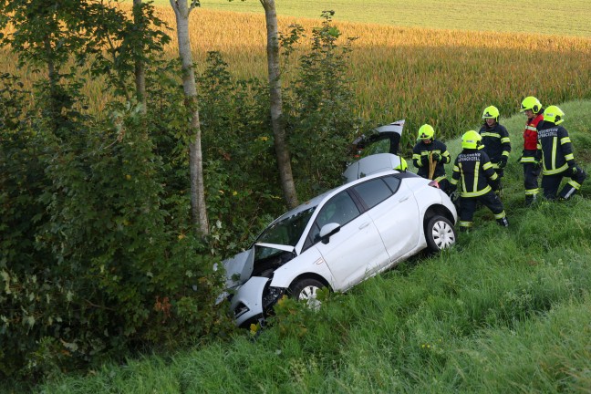 Lenker verletzt: Auto bei Sipbachzell von Strae abgekommen und gegen Baumgruppe gekracht