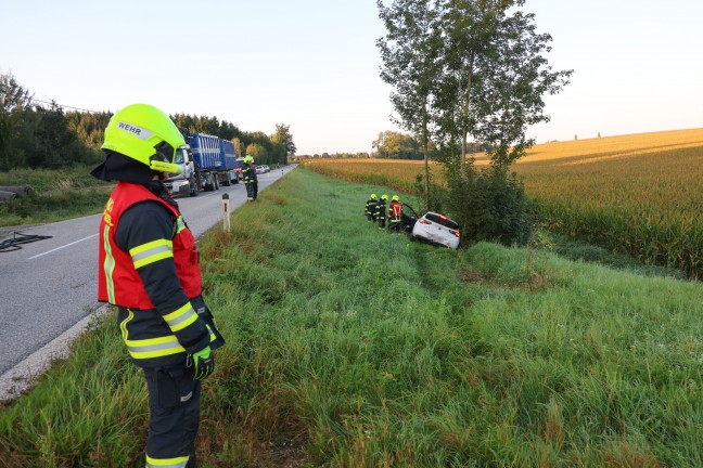 Lenker verletzt: Auto bei Sipbachzell von Strae abgekommen und gegen Baumgruppe gekracht