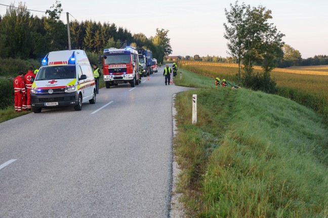 Lenker verletzt: Auto bei Sipbachzell von Strae abgekommen und gegen Baumgruppe gekracht