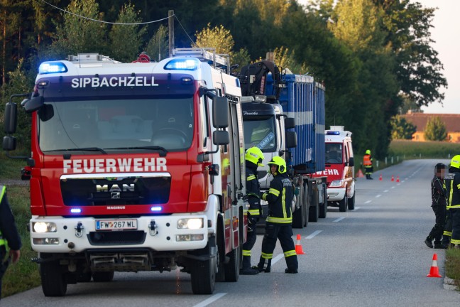 Lenker verletzt: Auto bei Sipbachzell von Strae abgekommen und gegen Baumgruppe gekracht