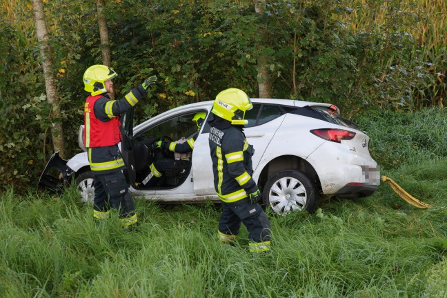 Lenker verletzt: Auto bei Sipbachzell von Strae abgekommen und gegen Baumgruppe gekracht