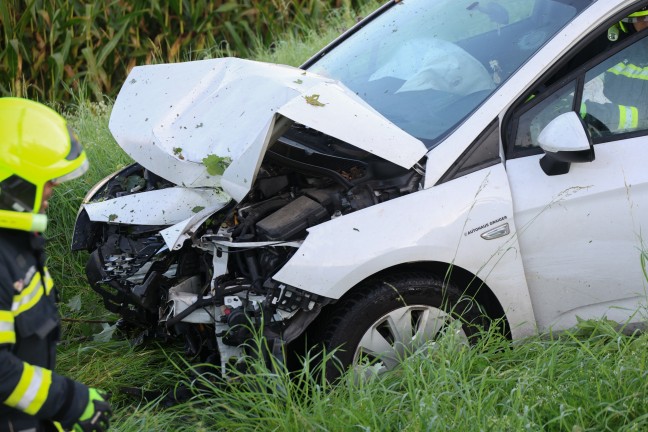 Lenker verletzt: Auto bei Sipbachzell von Strae abgekommen und gegen Baumgruppe gekracht