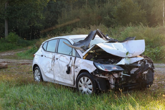 Lenker verletzt: Auto bei Sipbachzell von Strae abgekommen und gegen Baumgruppe gekracht