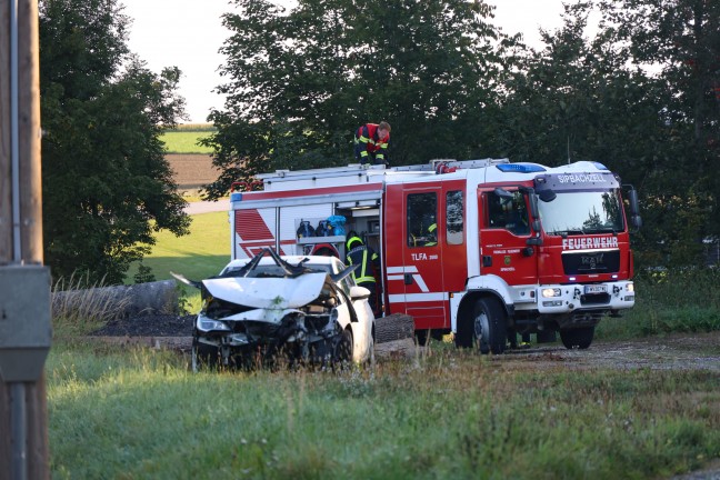 Lenker verletzt: Auto bei Sipbachzell von Strae abgekommen und gegen Baumgruppe gekracht