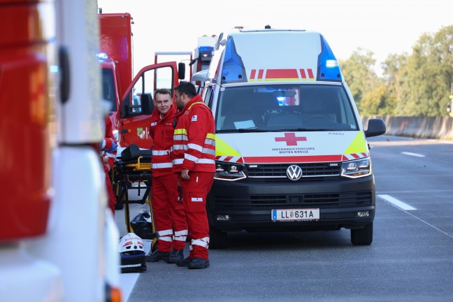 Personenrettung nach schwerem Crash zwischen PKW und Kleinbus auf Westautobahn bei Pucking