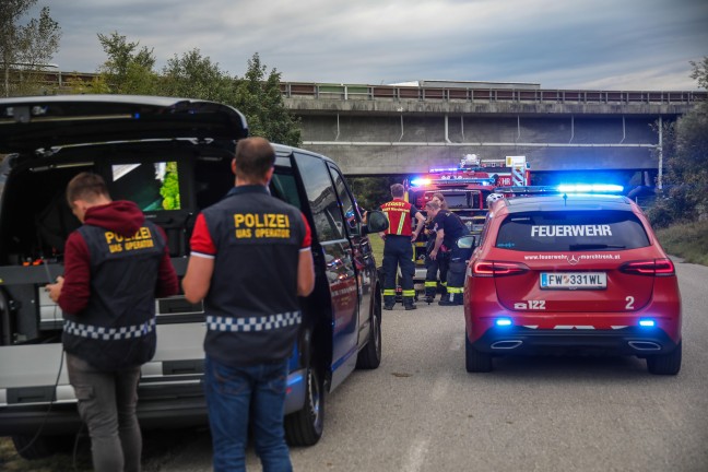Suchaktion mit Booten, Drohnen und Tauchern nach abgngiger Person entlang der Traun bei Marchtrenk