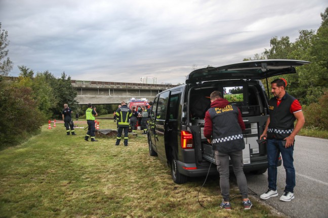 Suchaktion mit Booten, Drohnen und Tauchern nach abgngiger Person entlang der Traun bei Marchtrenk