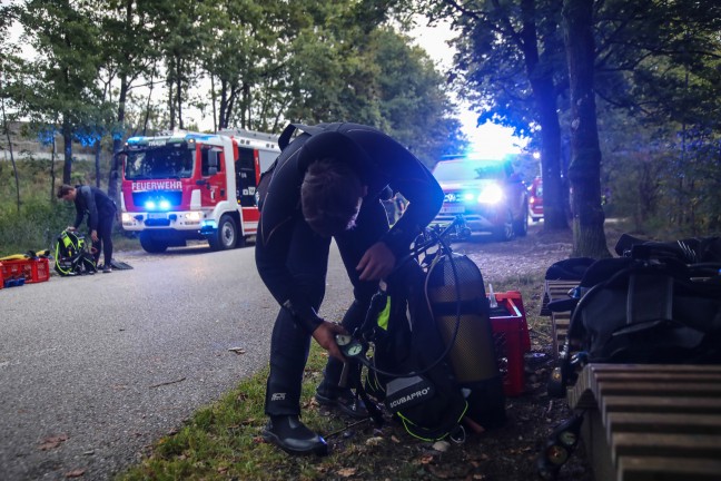 Suchaktion mit Booten, Drohnen und Tauchern nach abgngiger Person entlang der Traun bei Marchtrenk