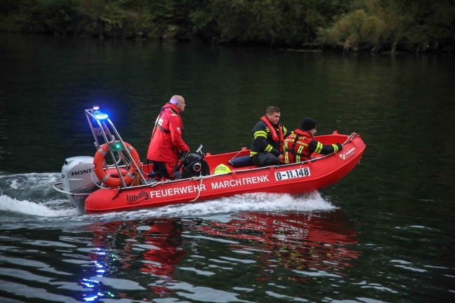 Suchaktion mit Booten, Drohnen und Tauchern nach abgngiger Person entlang der Traun bei Marchtrenk