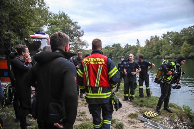 Suchaktion mit Booten, Drohnen und Tauchern nach abgngiger Person entlang der Traun bei Marchtrenk