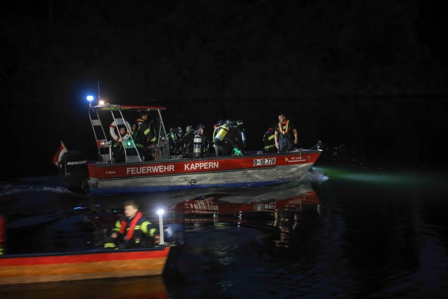 Suchaktion mit Booten, Drohnen und Tauchern nach abgngiger Person entlang der Traun bei Marchtrenk
