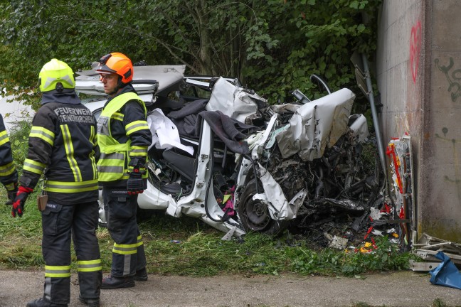 Tdlicher Verkehrsunfall: Auto in Kematen am Innbach frontal gegen Unterfhrung gekracht