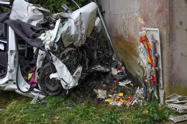 Tdlicher Verkehrsunfall: Auto in Kematen am Innbach frontal gegen Unterfhrung gekracht
