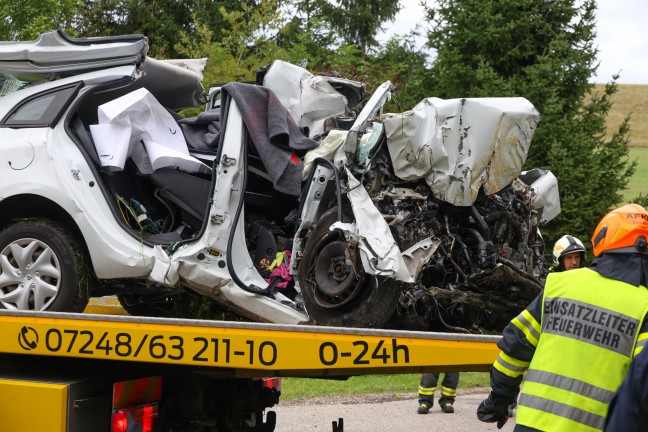 Tdlicher Verkehrsunfall: Auto in Kematen am Innbach frontal gegen Unterfhrung gekracht