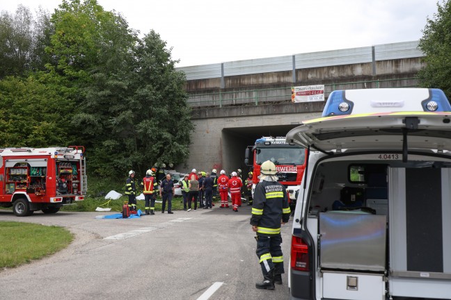 Tdlicher Verkehrsunfall: Auto in Kematen am Innbach frontal gegen Unterfhrung gekracht