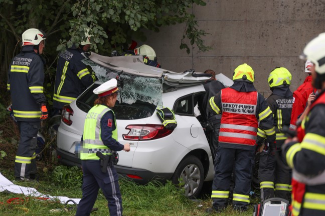 Tdlicher Verkehrsunfall: Auto in Kematen am Innbach frontal gegen Unterfhrung gekracht