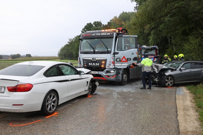 Frontalcrash in Weikirchen an der Traun fordert mehrere teils Schwerverletzte