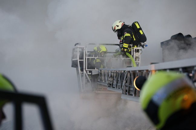 Dachstuhl in Vollbrand: Sieben Feuerwehren bei Brand eines Wohnhauses in Bad Schallerbach im Einsatz