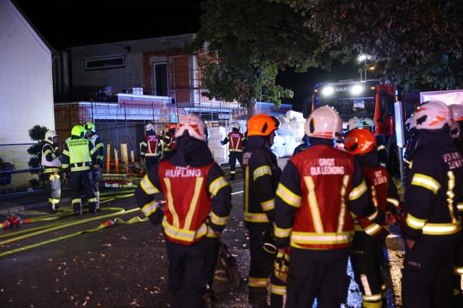 Kellerbrand: Drei Feuerwehren bei nchtlichem Brand in einem Wohnhaus in Leonding im Einsatz