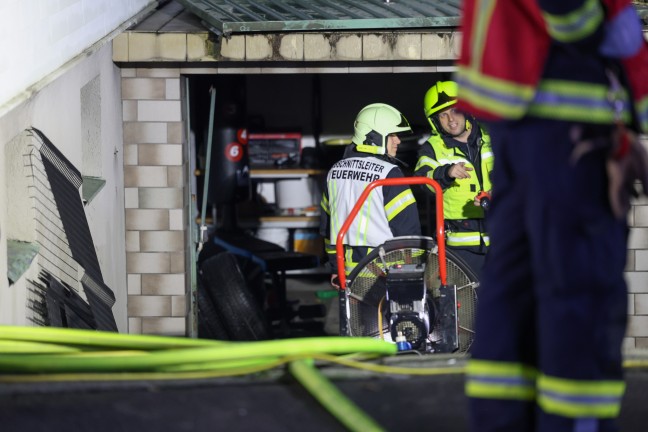 Kellerbrand: Drei Feuerwehren bei nchtlichem Brand in einem Wohnhaus in Leonding im Einsatz